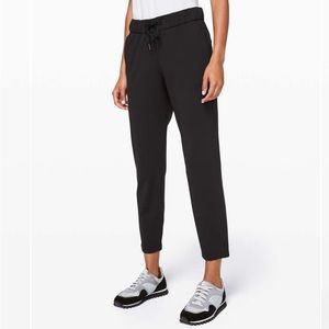 Lululemon On The Fly pants size 6 Navy